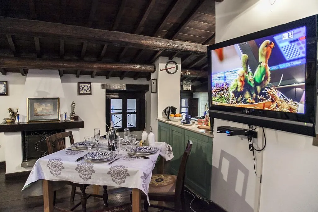 Via Giulia Dreamy Attic Apartment Rome