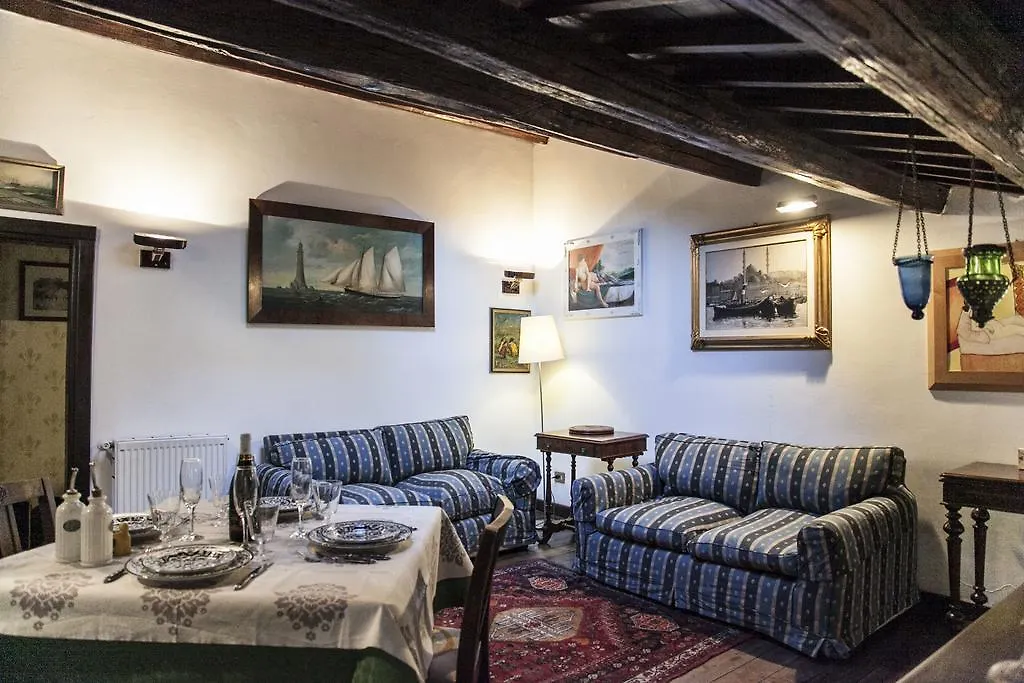 Via Giulia Dreamy Attic Apartment Rome